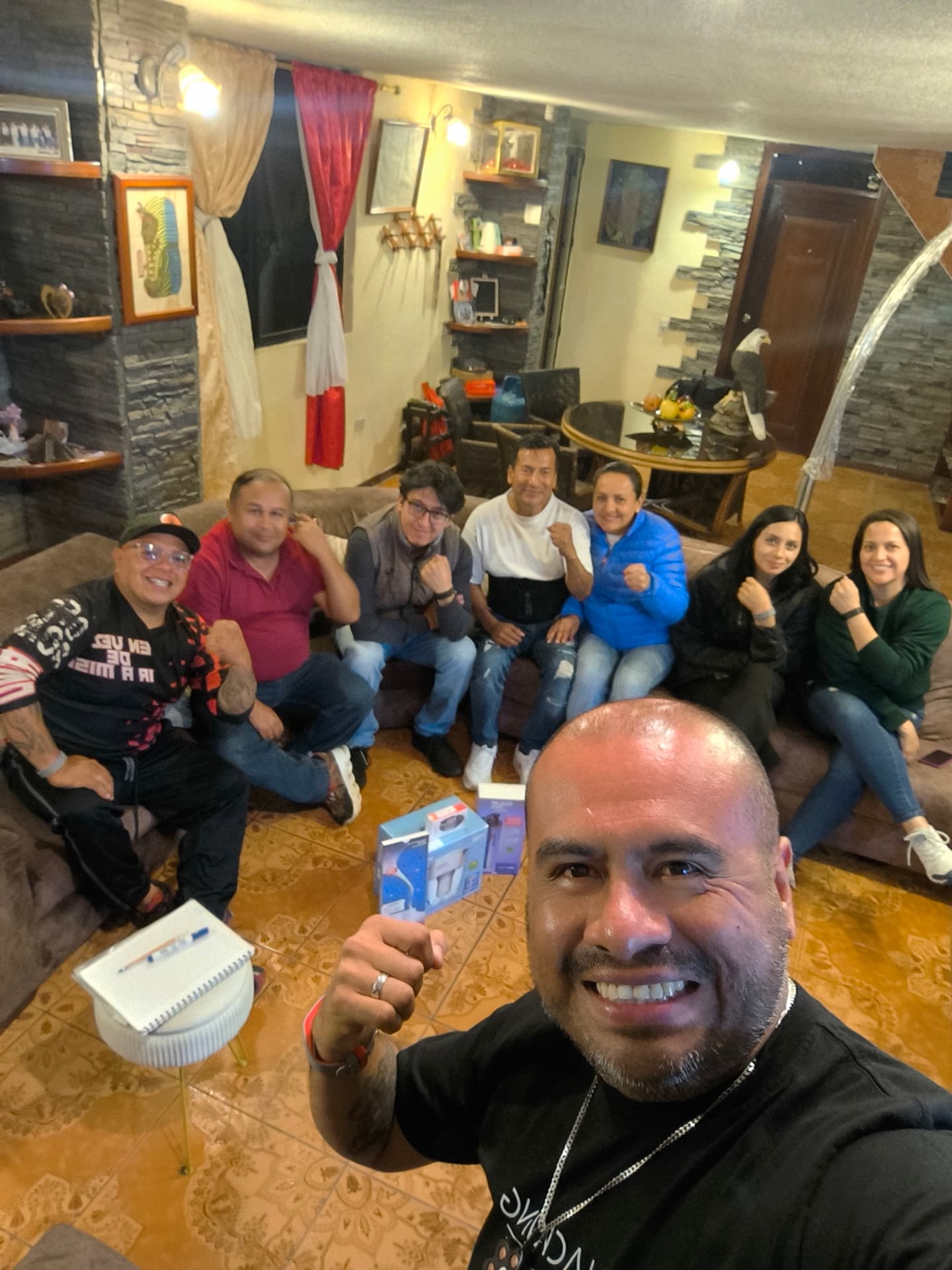 Lenin Baldeón con su equipo en una reunión en casa